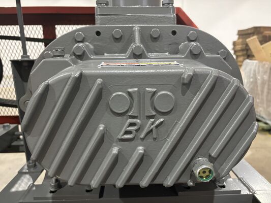 Soplador de raíces de tres lóbulos DN40 (1.5'') con capacidad de aire de 0.37-1.11 m³/min y velocidad máxima de 2300 rpm